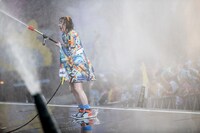 ホースの水量に驚く安本彩花。