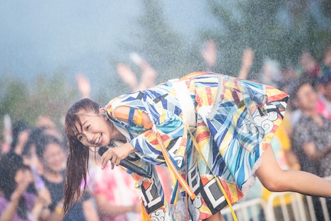 ずぶ濡れになる星名美怜。