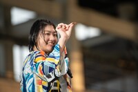 セミの抜け殻を見せる小林歌穂。