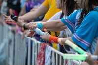 ずぶ濡れになったタオルを絞るエビ中ファミリー。