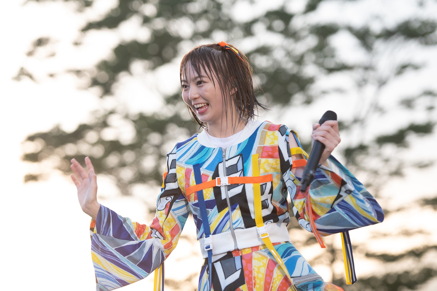 安本彩花