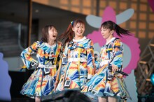 左から安本彩花、星名美怜、真山りか。