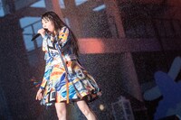 ずぶ濡れで熱唱する柏木ひなた。