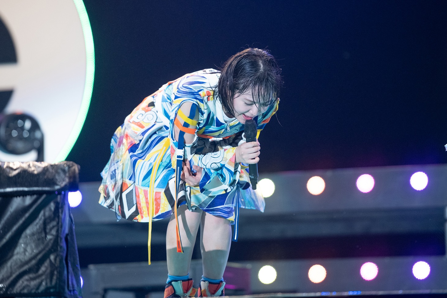 カナブンに語りかける中山莉子。