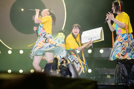 あるあるになっていない「ファミえんあるある」に困惑する中山莉子、柏木ひなた、小林歌穂（左から）。