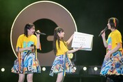 スケッチブックを使って「ファミえんあるある」を披露する中山莉子、柏木ひなた、小林歌穂。