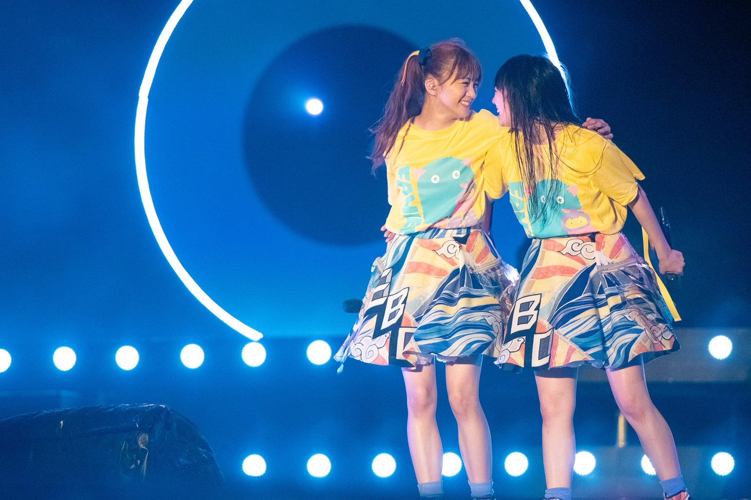 肩を組む星名美怜（左）と柏木ひなた（右）。
