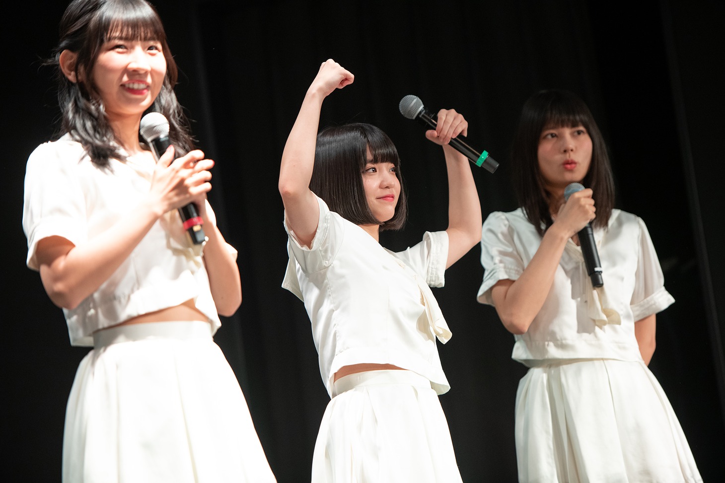 やる気をみなぎらせる根本凪（中央）。