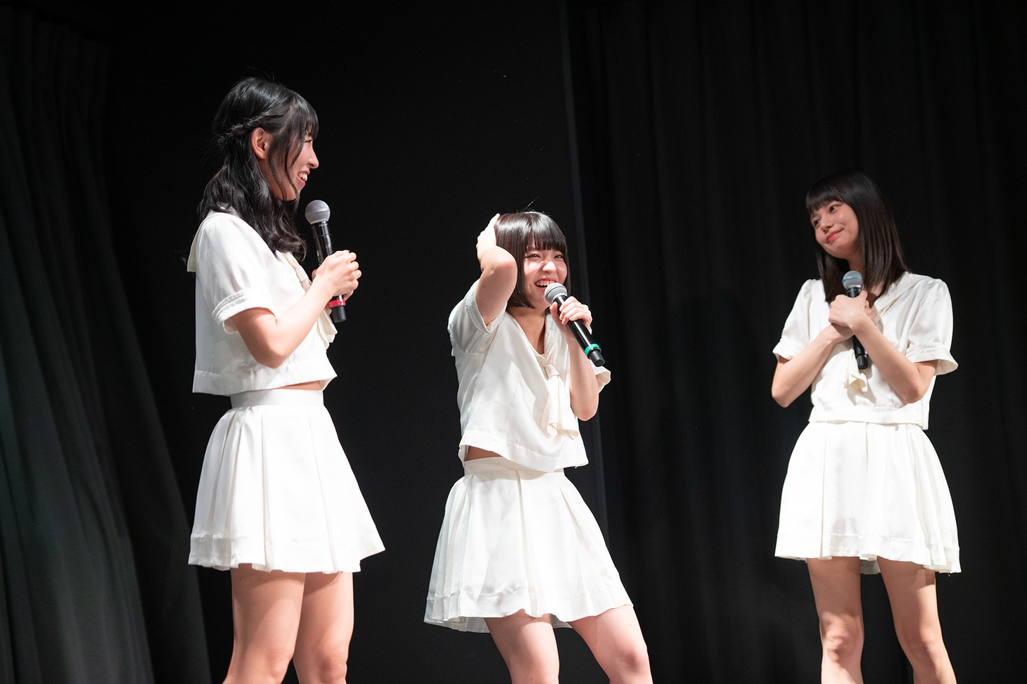 「暫定1位」の響きに照れる根本凪（中央）。