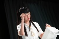 クールに箸を構える相沢梨紗。