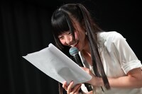 台本がうまく読めずメンバーと観客に「りさちーしっかり」と励まされる相沢梨紗。