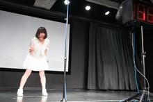 「えいたそがプリキュアと嘘をついた」の合図で「尾行ロケー！」と叫ぶ根本凪。