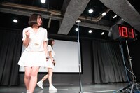 小走りでデシベル数を確認する根本凪。