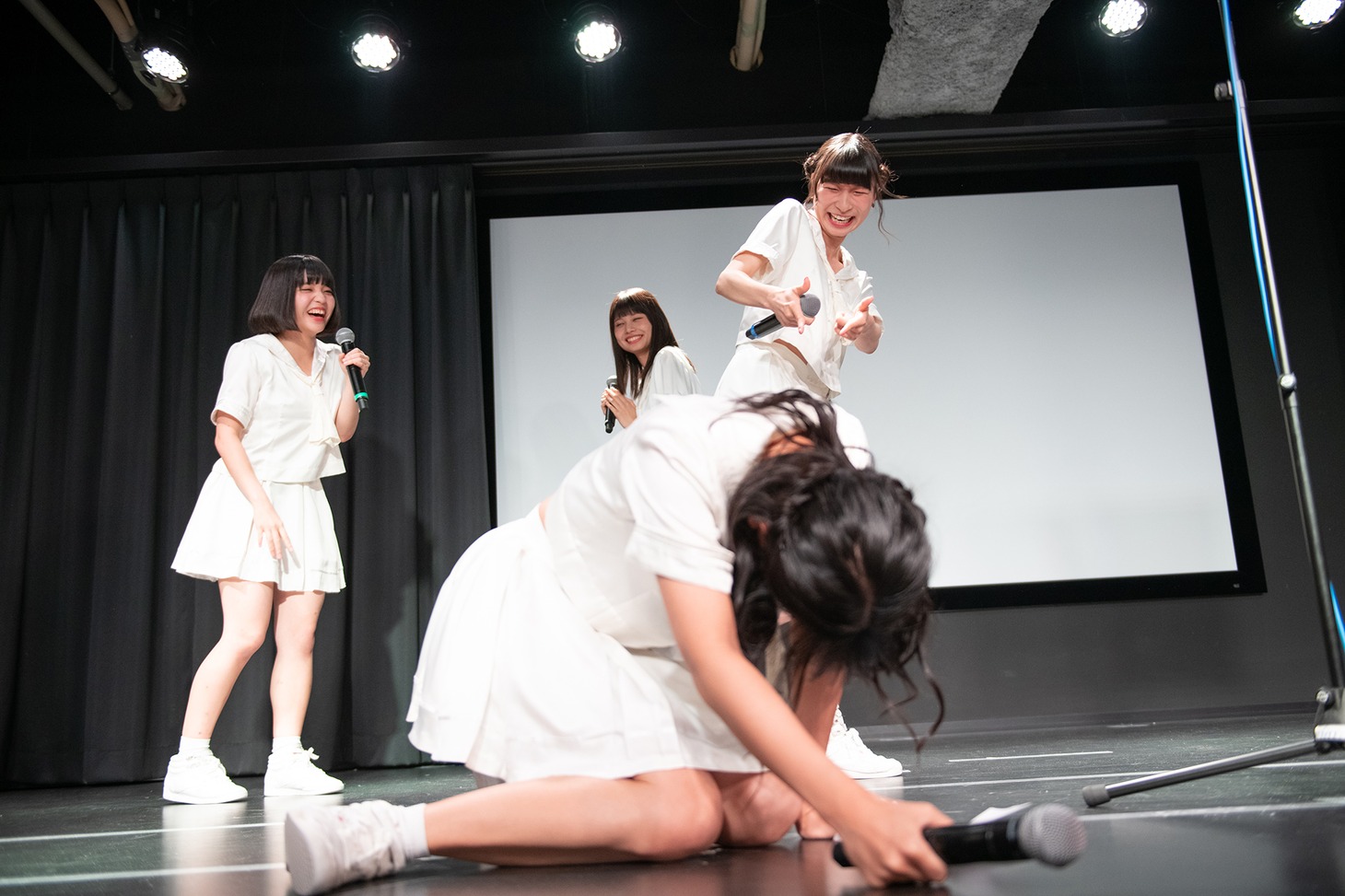 がっくりうなだれる古川未鈴をはやし立てる藤咲彩音。