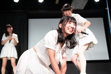 大声対決での優勝を逃し、うなだれる古川未鈴。