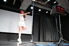 助走を付けて「バブルサッカー!!」と叫ぶ成瀬瑛美。