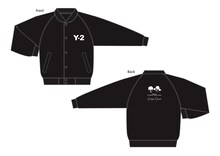 スーパーデラックス盤に付属する吉田山田のオリジナルスタジアムジャンパー。