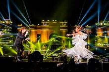 「YOUR SONG with MISIA」をデュエットするTERU（Vo）とMISIA。（撮影：岡田裕介）