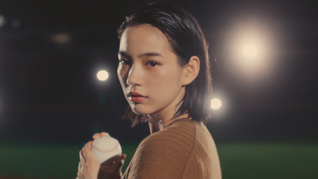 株式会社ユニクロ「カーブパンツ」テレビCMのワンシーン。