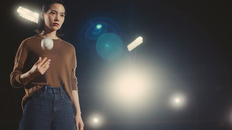 株式会社ユニクロ「カーブパンツ」テレビCMのワンシーン。