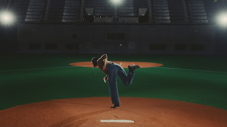 株式会社ユニクロ「カーブパンツ」テレビCMのワンシーン。