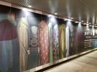 東京・渋谷駅の東急田園都市線改札前で掲出されている「porte」の巨大広告。