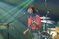 宮崎朝子（G, Vo）（写真提供：NHK）