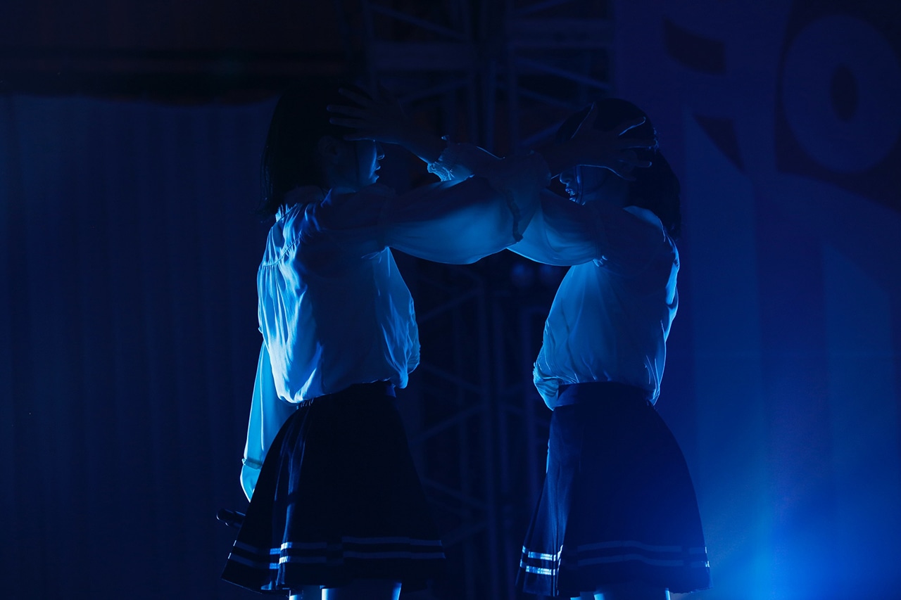 =LOVEの野口衣織、佐々木舞香。（写真提供：SACRA MUSIC）