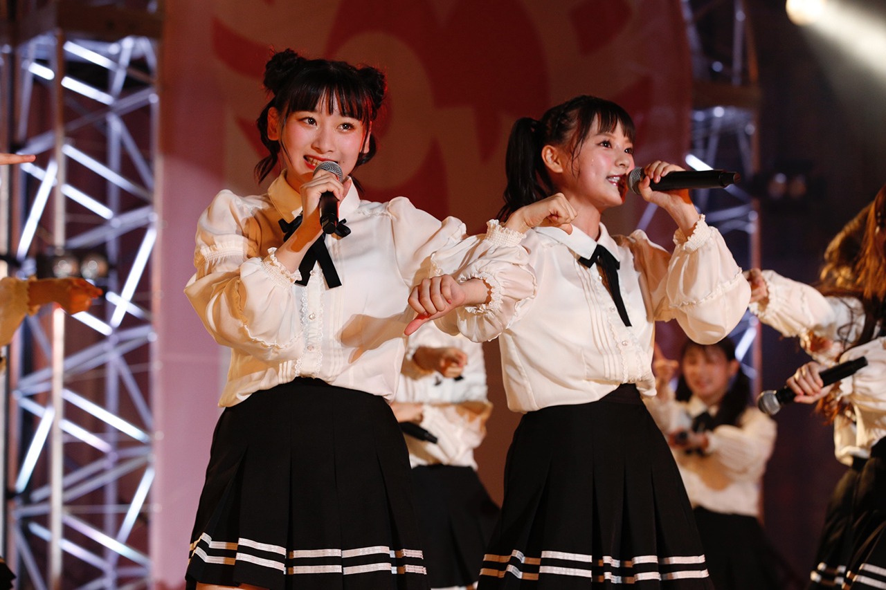 左から=LOVEの齋藤樹愛羅、齊藤なぎさ。（写真提供：SACRA MUSIC）