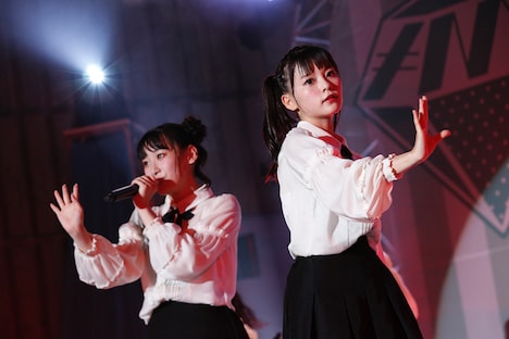 左から=LOVEの齋藤樹愛羅、齊藤なぎさ。（写真提供：SACRA MUSIC）