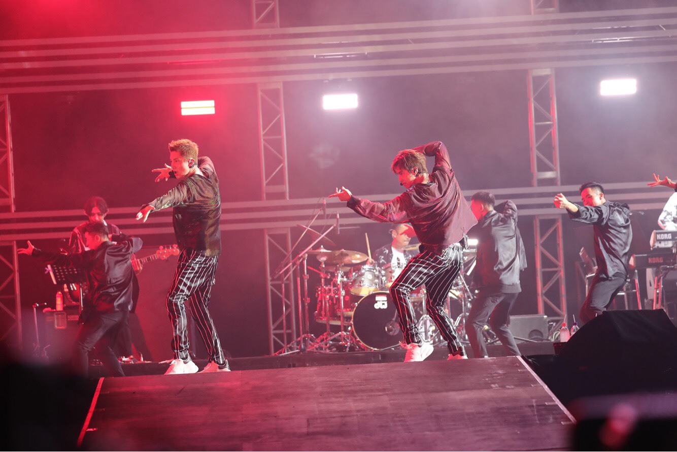 昨日8月18日に行われた「a-nation 2019」大阪・ヤンマースタジアム長居公演に出演する東方神起。（写真提供：エイベックス・グループ）