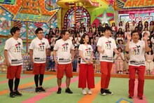 舞台「めんたいぴりり」チーム。左から銀シャリ、原西孝幸（FUJIWARA）、酒井美紀、博多華丸・大吉。(c)フジテレビ