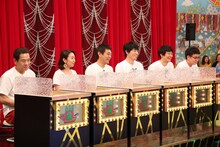 舞台「めんたいぴりり」チーム。左から原西孝幸（FUJIWARA）、酒井美紀、博多華丸・大吉、銀シャリ。(c)フジテレビ