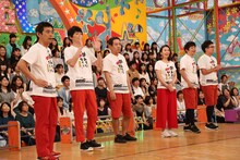 舞台「めんたいぴりり」チーム。左から博多華丸・大吉、原西孝幸（FUJIWARA）、酒井美紀、銀シャリ。(c)フジテレビ