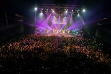 「TOKYO BiSH SHINE5」のライブの様子。（Photo by sotobayashi kenta）