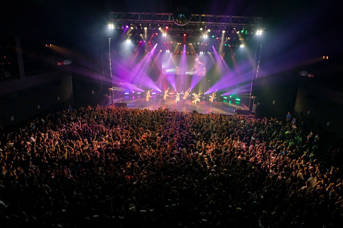 「TOKYO BiSH SHINE5」のライブの様子。（Photo by sotobayashi kenta）