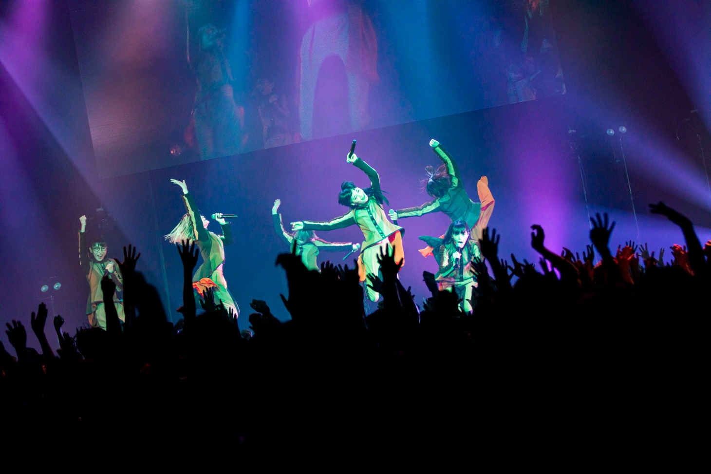 「TOKYO BiSH SHINE5」のライブの様子。（Photo by sotobayashi kenta）