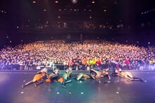 「TOKYO BiSH SHINE5」での集合写真。（Photo by sotobayashi kenta）