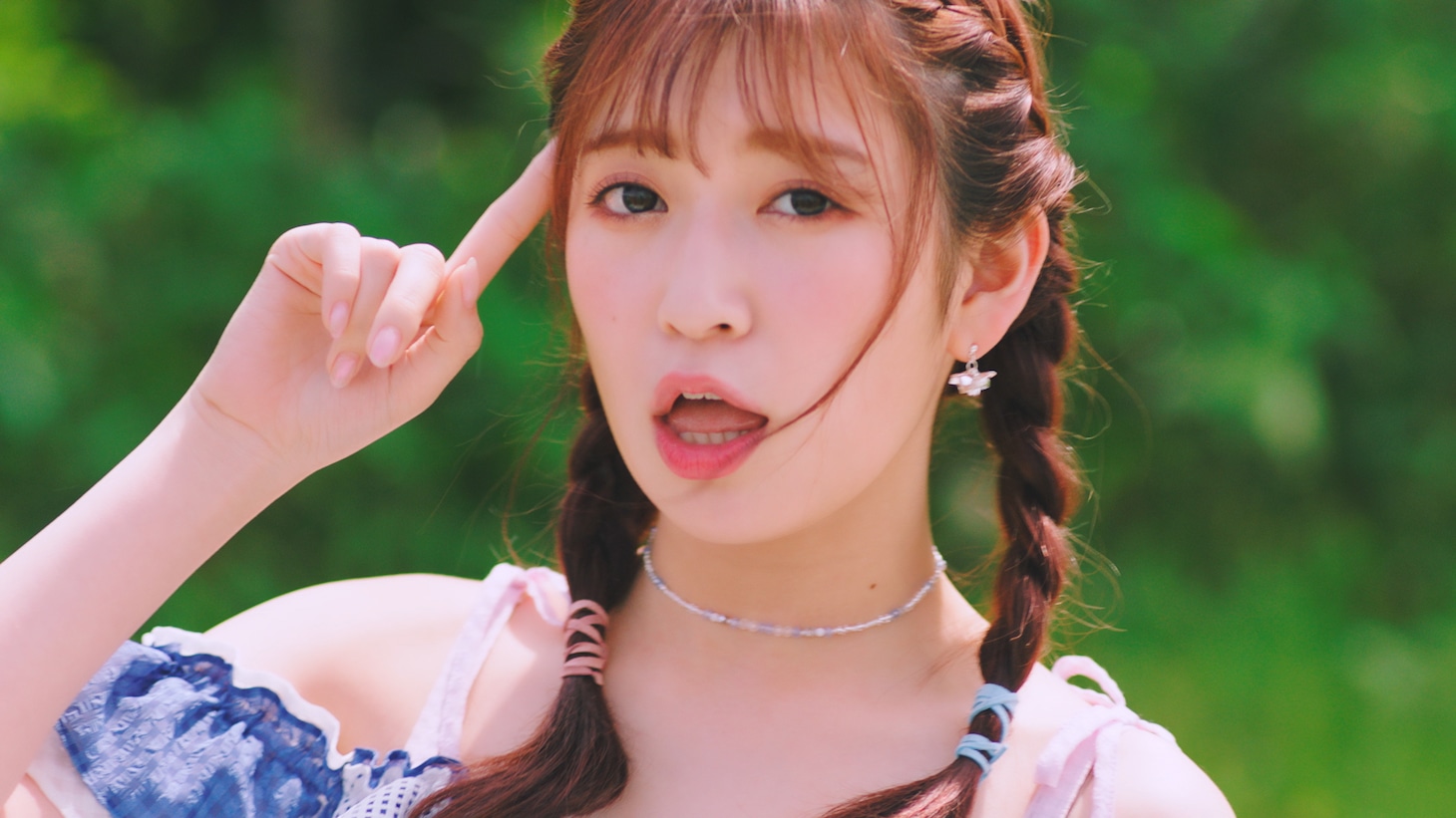 AKB48「サステナブル」ミュージックビデオより吉田朱里。