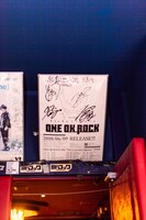 桜坂セントラルに飾られているONEOKROCKのポスター。