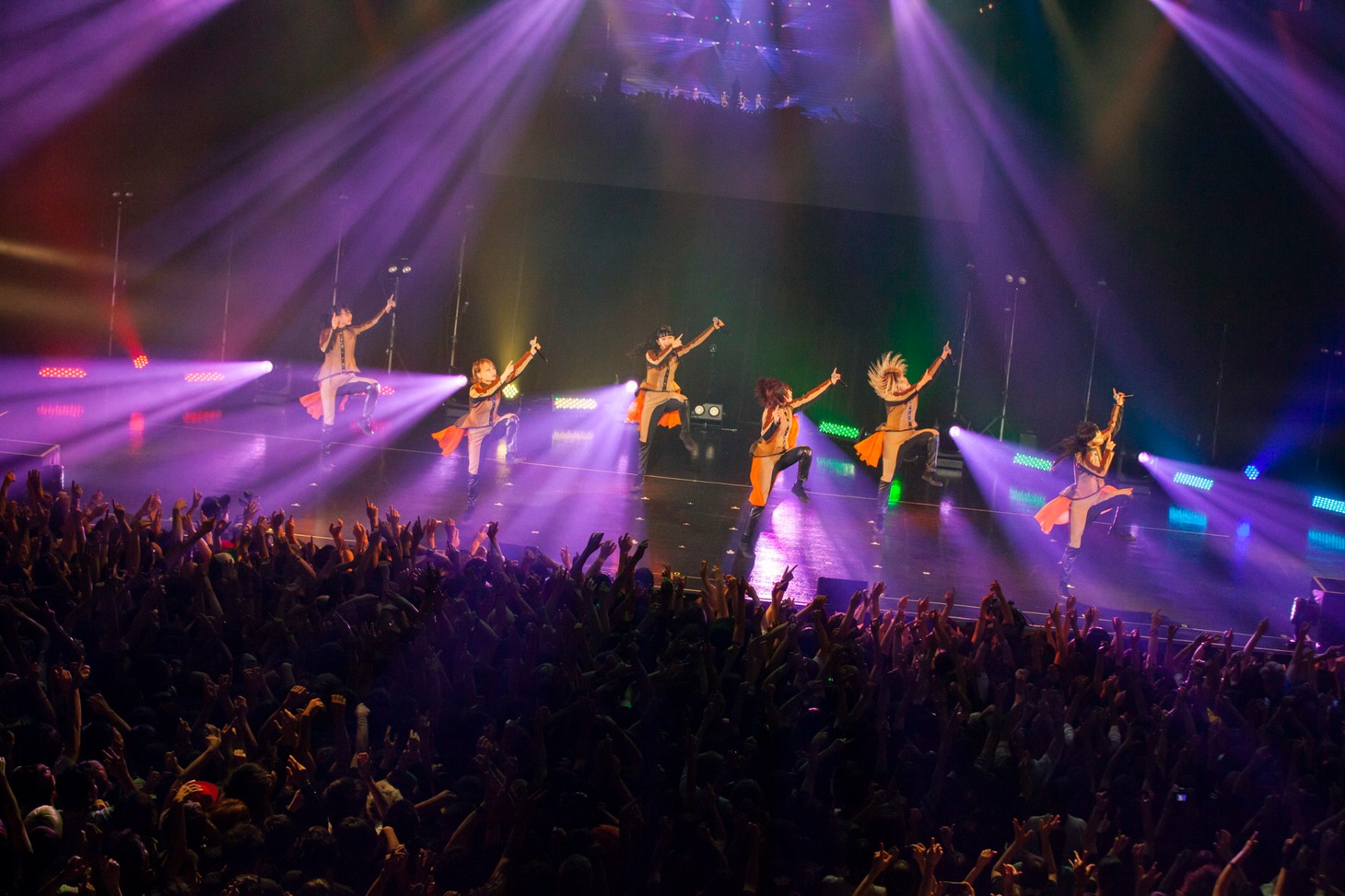 「TOKYO BiSH SHINE5」のライブの様子。（Photo by sotobayashi kenta）