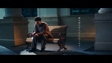 「ブルボン アルフォート×King Gnu SPECIAL MOVIE『青を味方に。』篇」のワンシーン。