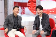 左から上田晋也（くりぃむしちゅー）、星野源。(c)日本テレビ