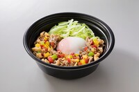 大橋卓弥（スキマスイッチ）と吉野家のコラボメニュー「ガパオライス」。