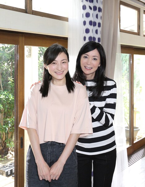 竹内まりや（右）と広末涼子（左）。