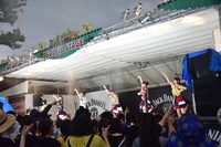 桜エビ～ず「桜スプラッシュ！」の様子。