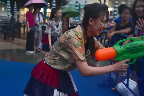 水鉄砲でファンに水をかける川瀬あやめ。