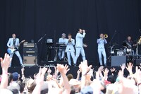 東京スカパラダイスオーケストラと桜井和寿。