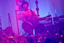 藤原基央（Vo, G）（撮影：古溪一道）