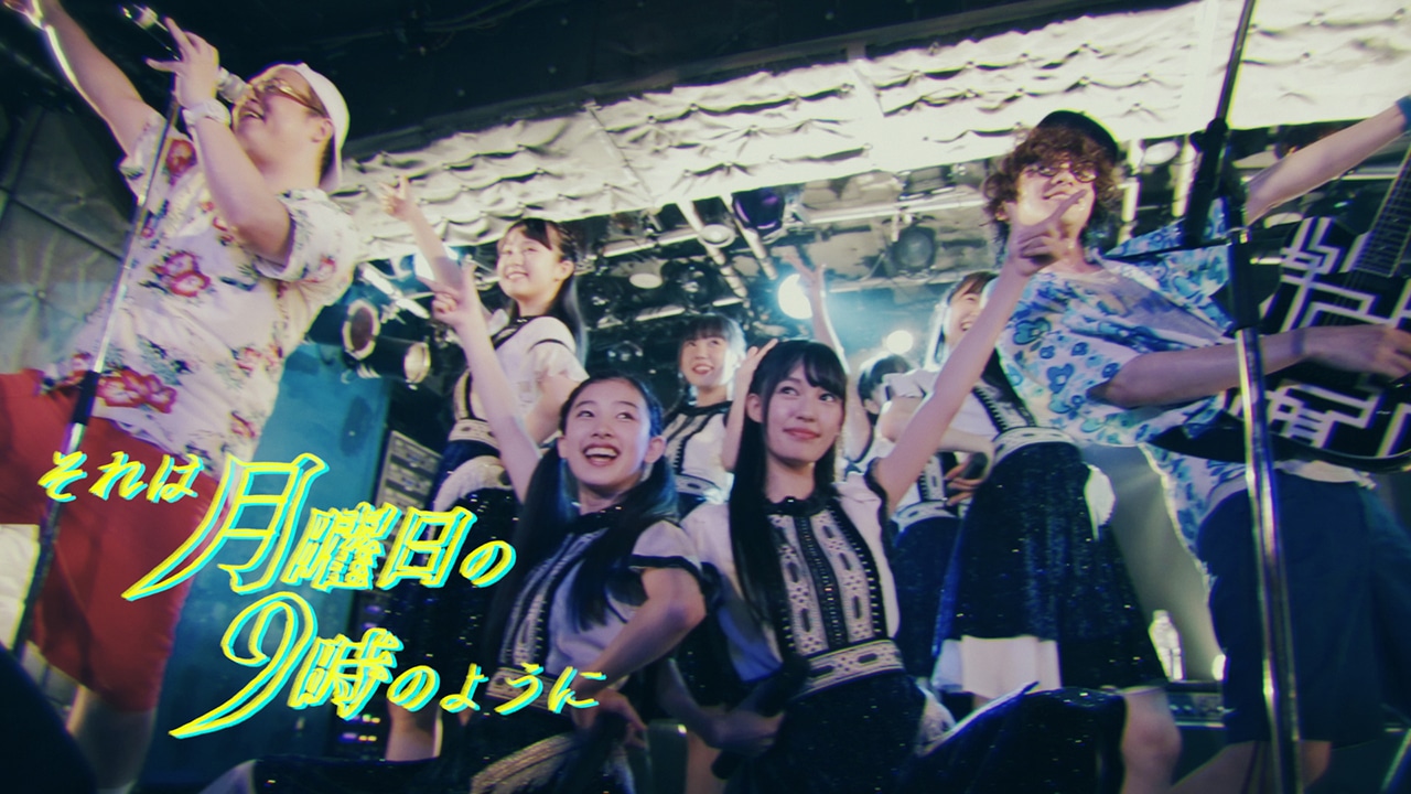 桜エビ～ずとONIGAWARAによるコラボライブ映像のワンシーン。